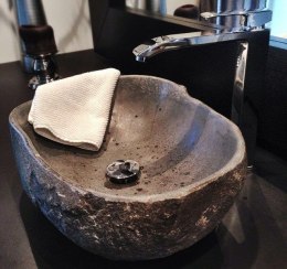 Umywalka z rzecznego kamienia naturalnego The Lavabo Kali- mała