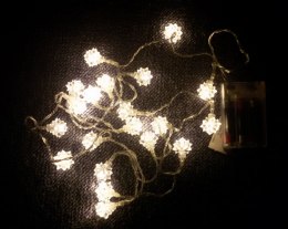 Świąteczny świetlny łańcuch - śnieżne gwiazdki, ciepła biel