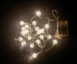Świąteczny świetlny łańcuch - śnieżne gwiazdki, ciepła biel